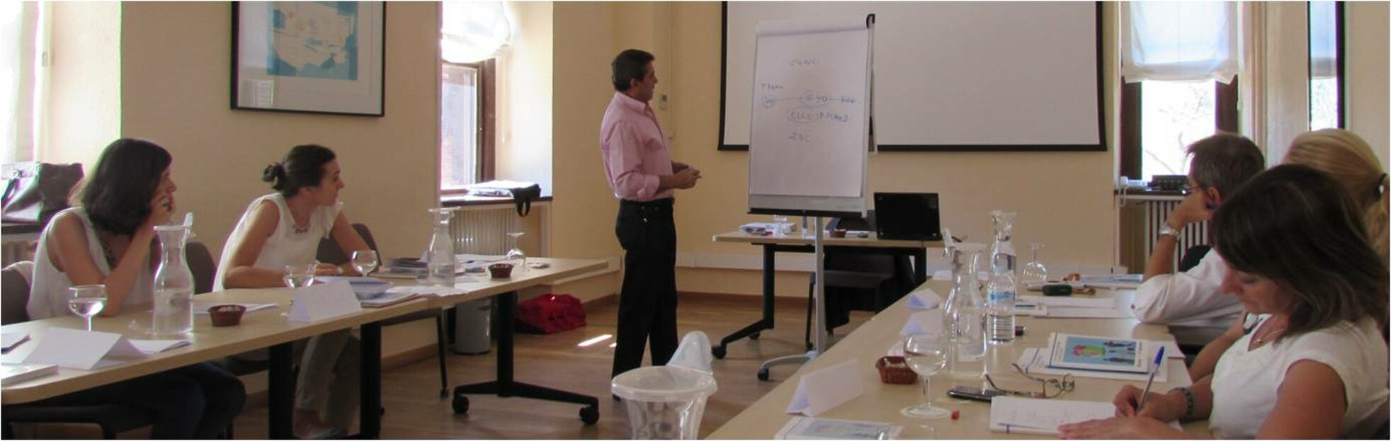 profesor -alumnos-tomando-notas-en-clase.jpeg